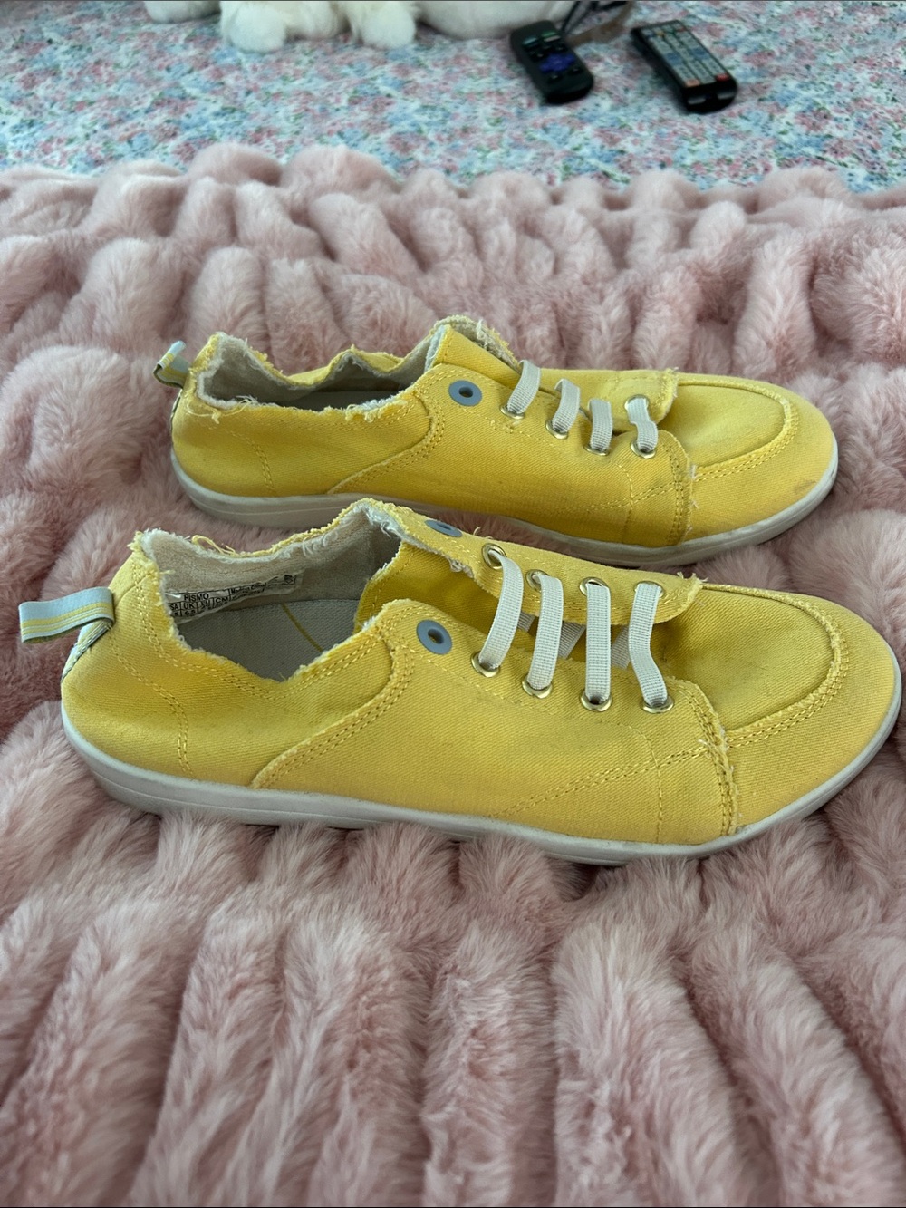 Vionic Women’s Yellow Canvas Slip-On Sneakers with Elastic Laces - Picture 5 of 5